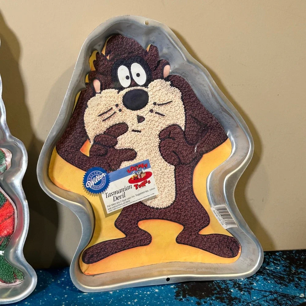 Wilton Vintage Cake Pan Lot of 4 Tmnt, bugs bunny, Mickey, Taz,